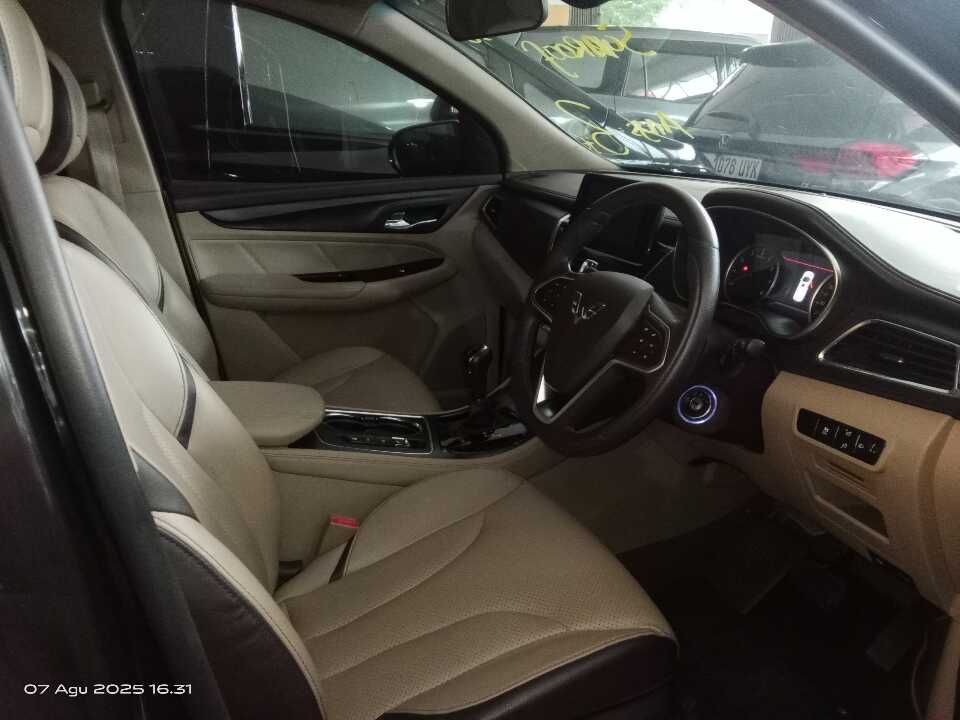 Foto Mobil Bekas Kabin Depan Wuling Cortez 1.8 L Lux AMT tahun 2018