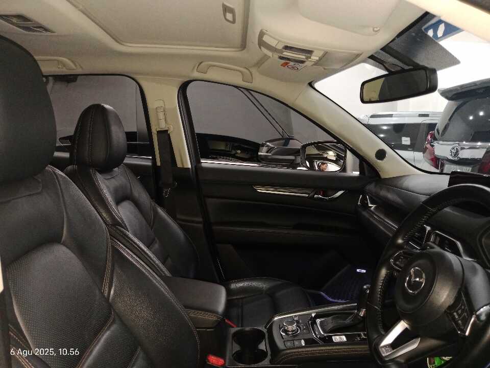 Foto Mobil Bekas Kabin Depan Mazda CX-5 2.5 tahun 2020