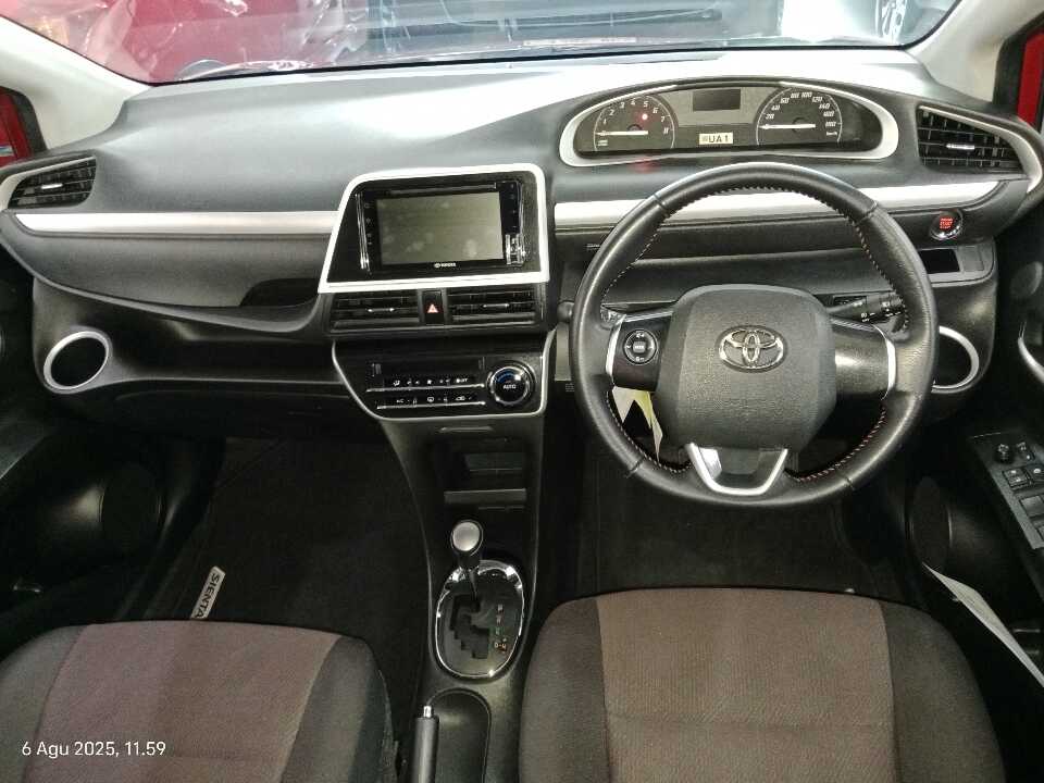 Foto Mobil Bekas Dashboard Toyota Sienta 1.5 V tahun 2020