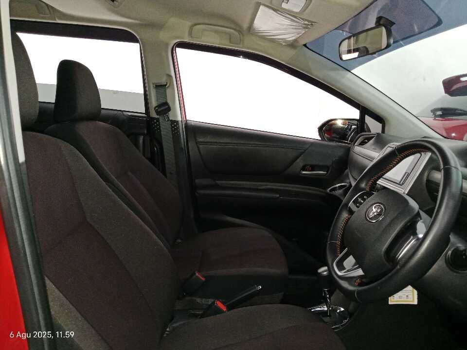 Foto Mobil Bekas Kabin Depan Toyota Sienta 1.5 V tahun 2020