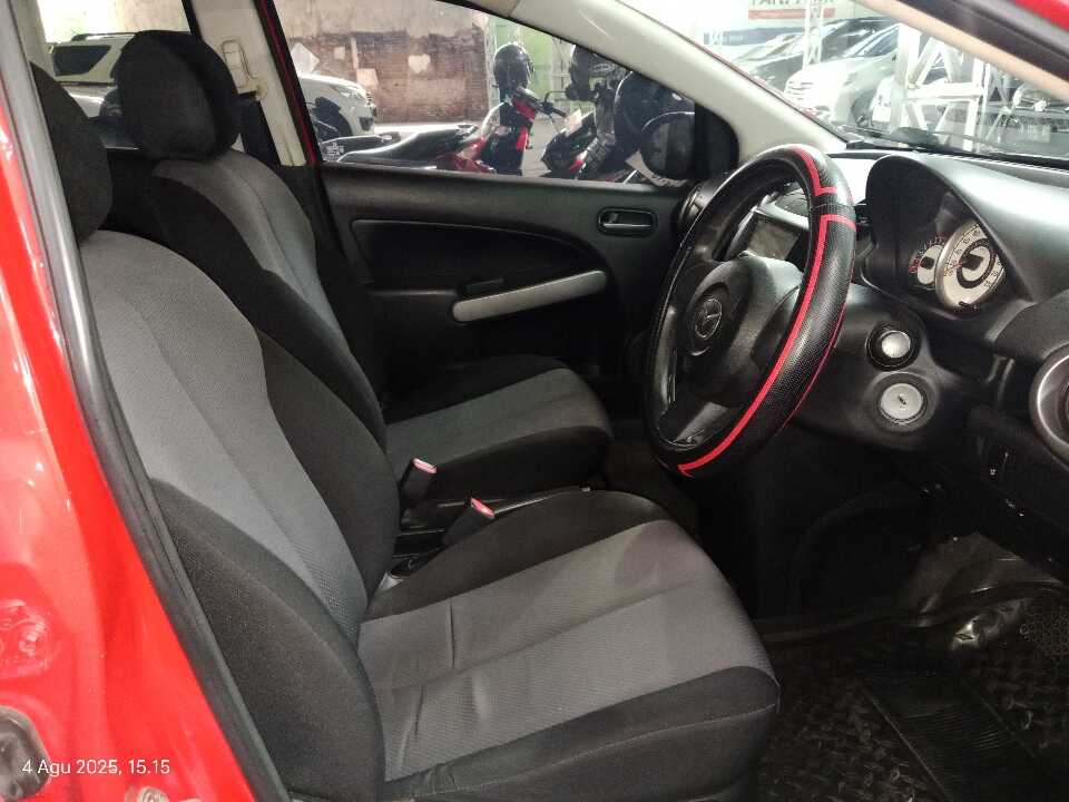 Foto Mobil Bekas Kabin Depan Mazda 2 1.5 S tahun 2010