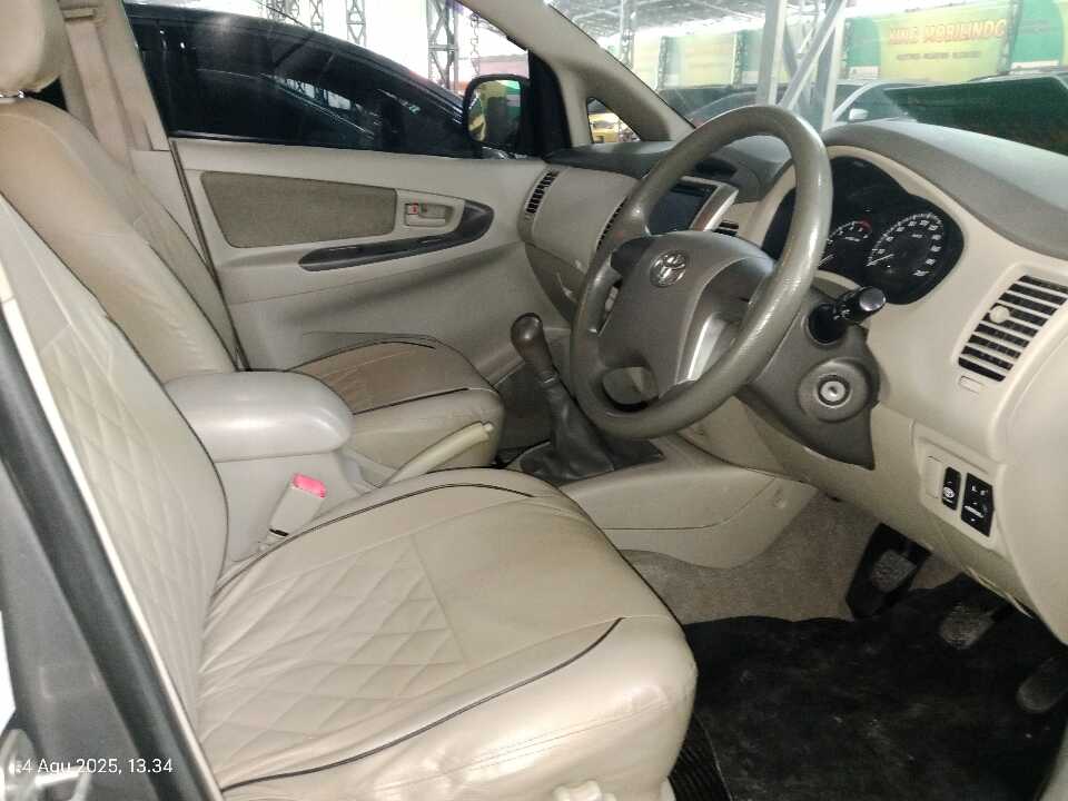 Foto Mobil Bekas Kabin Depan Toyota Innova 2.5 G tahun 2011