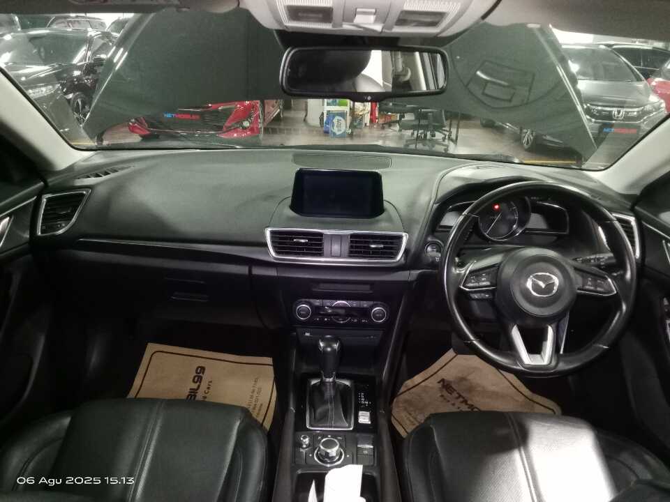 Foto Mobil Bekas Dashboard Mazda 3 2.0 tahun 2018
