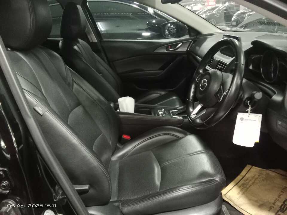 Foto Mobil Bekas Kabin Depan Mazda 3 2.0 tahun 2018