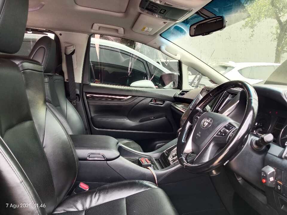 Foto Mobil Bekas Kabin Depan Toyota Vellfire 2.5 G tahun 2017