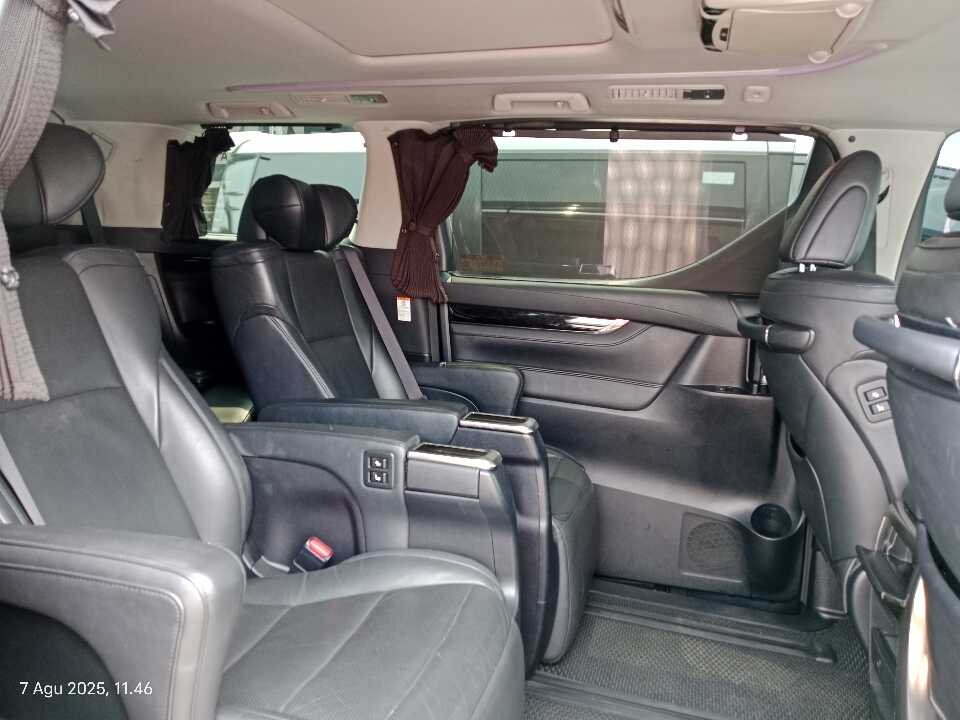 Foto Mobil Bekas Kabin Belakang Toyota Vellfire 2.5 G tahun 2017
