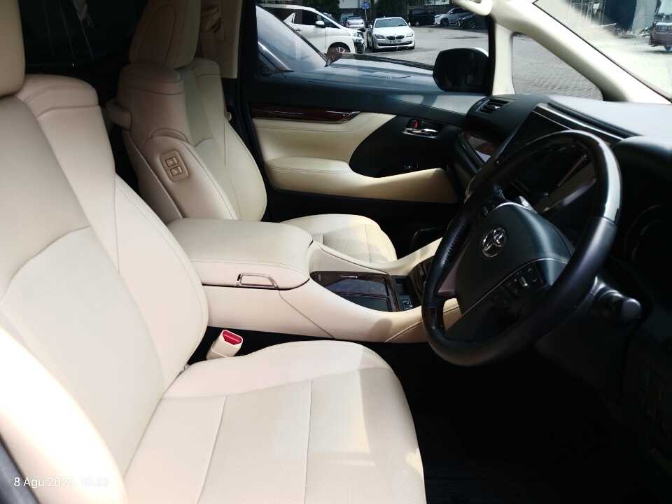 Foto Mobil Bekas Kabin Depan Toyota Alphard 2.5 G tahun 2020