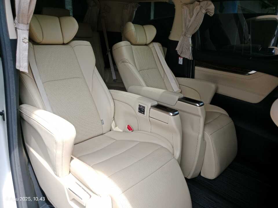 Foto Mobil Bekas Kabin Belakang Toyota Alphard 2.5 G tahun 2020