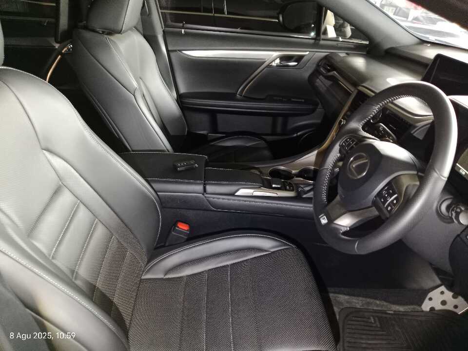 Foto Mobil Bekas Kabin Depan Lexus RX 300 2.0 F-Sport tahun 2018