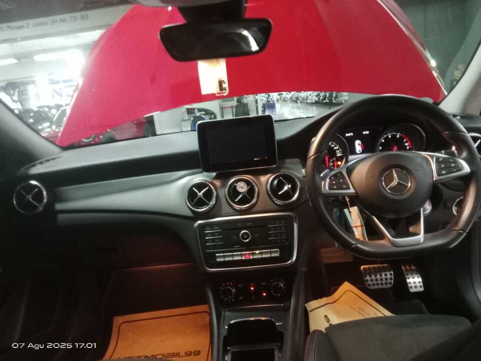 Foto Mobil Bekas Dashboard Mercedes-Benz CLA200 1.6 tahun 2018