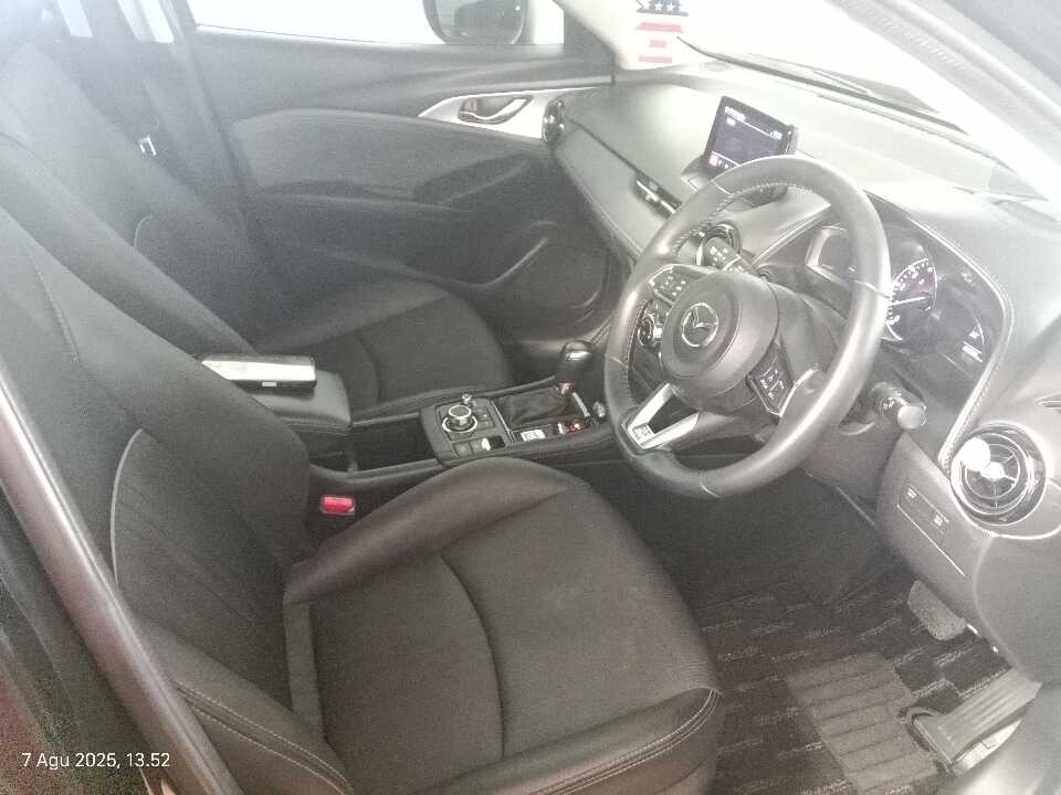 Foto Mobil Bekas Kabin Depan Mazda CX-3 1.5 Sport tahun 2021