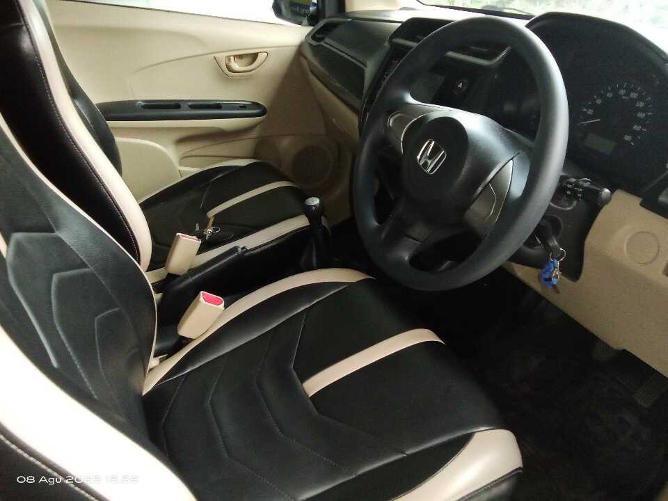Foto Mobil Bekas Kabin Depan Honda Mobilio 1.5 E tahun 2016
