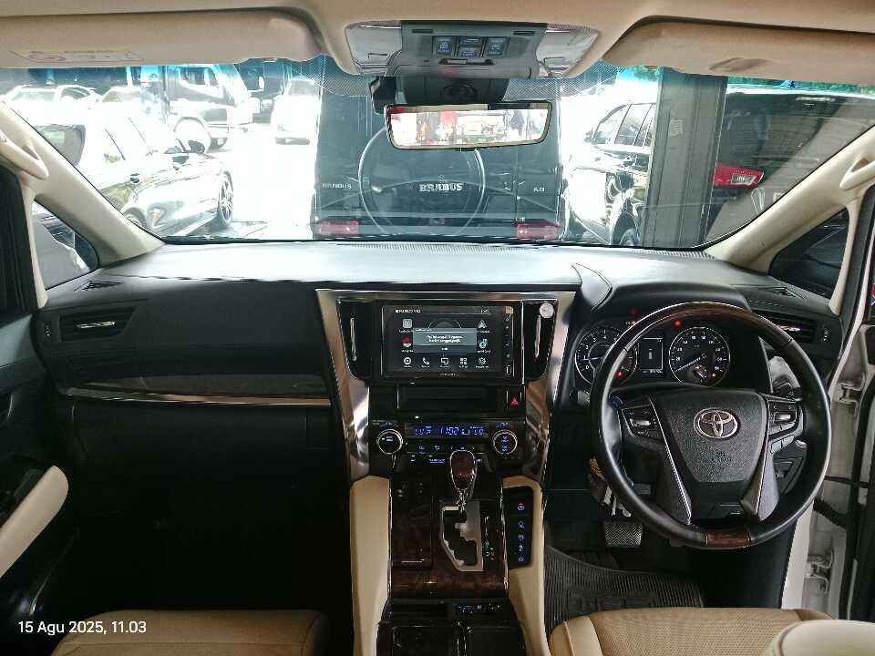 Foto Mobil Bekas Dashboard Toyota Alphard 2.5 G tahun 2023