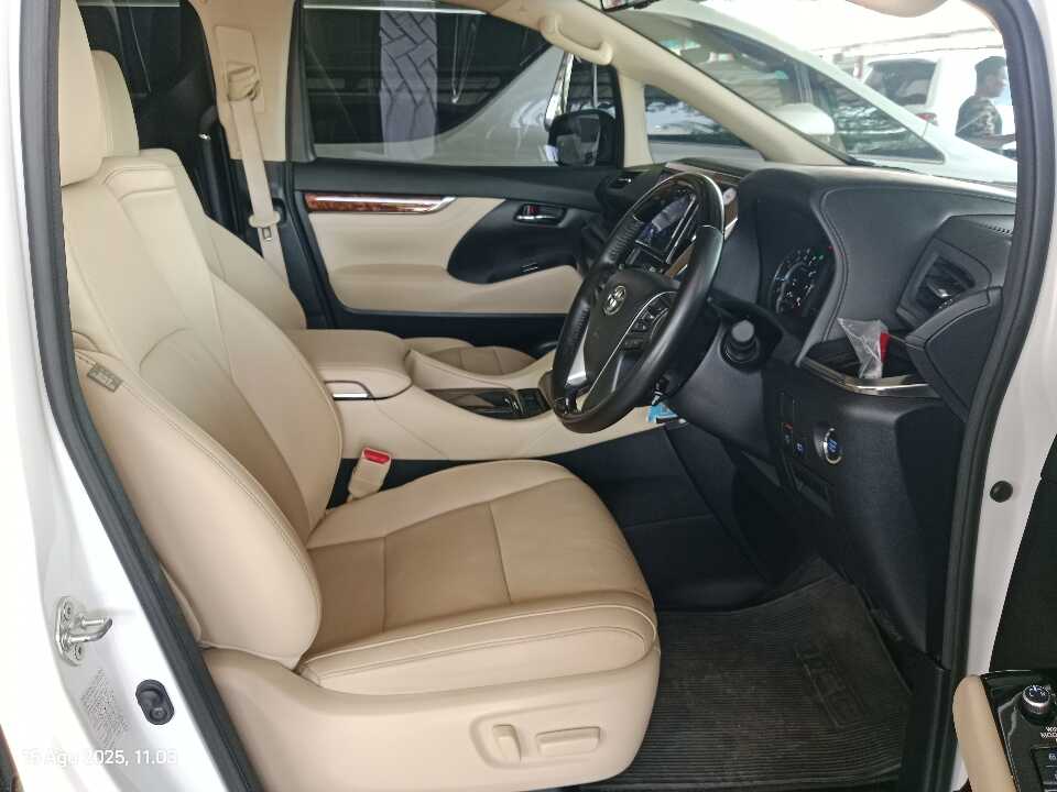 Foto Mobil Bekas Kabin Depan Toyota Alphard 2.5 G tahun 2023