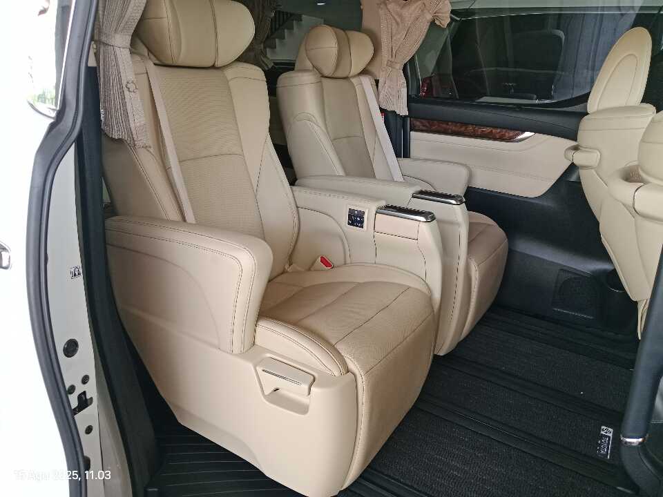 Foto Mobil Bekas Kabin Belakang Toyota Alphard 2.5 G tahun 2023