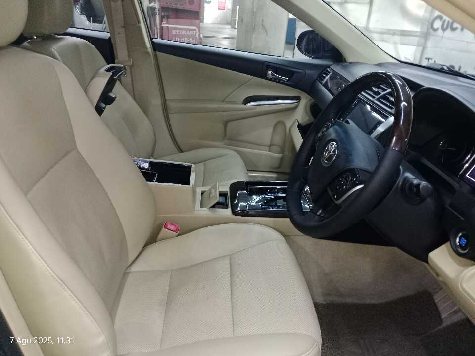 Foto Mobil Bekas Kabin Depan Toyota Camry 2.5 V tahun 2015