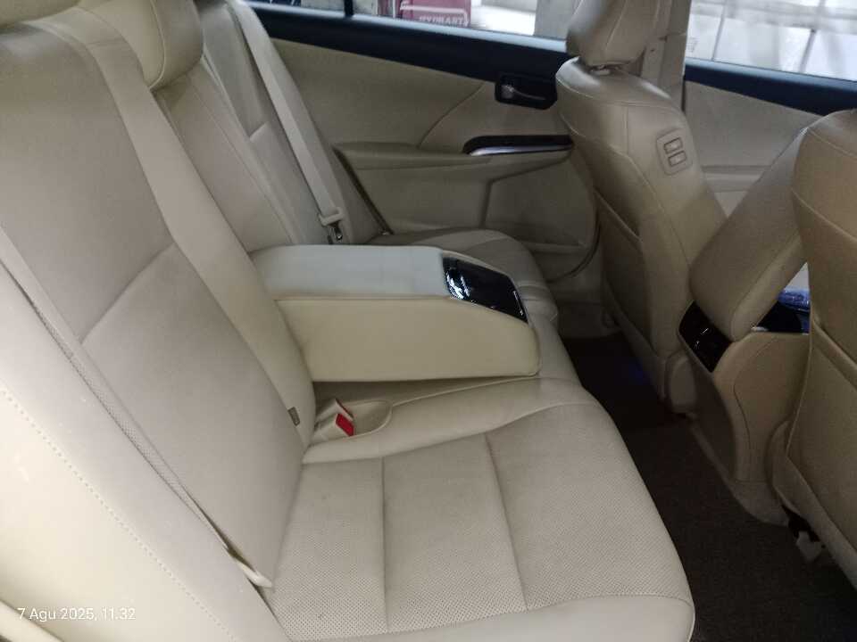 Foto Mobil Bekas Kabin Belakang Toyota Camry 2.5 V tahun 2015