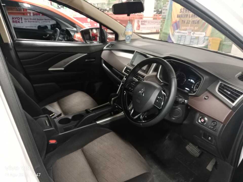 Foto Mobil Bekas Kabin Depan Mitsubishi Xpander 1.5 Cross tahun 2021