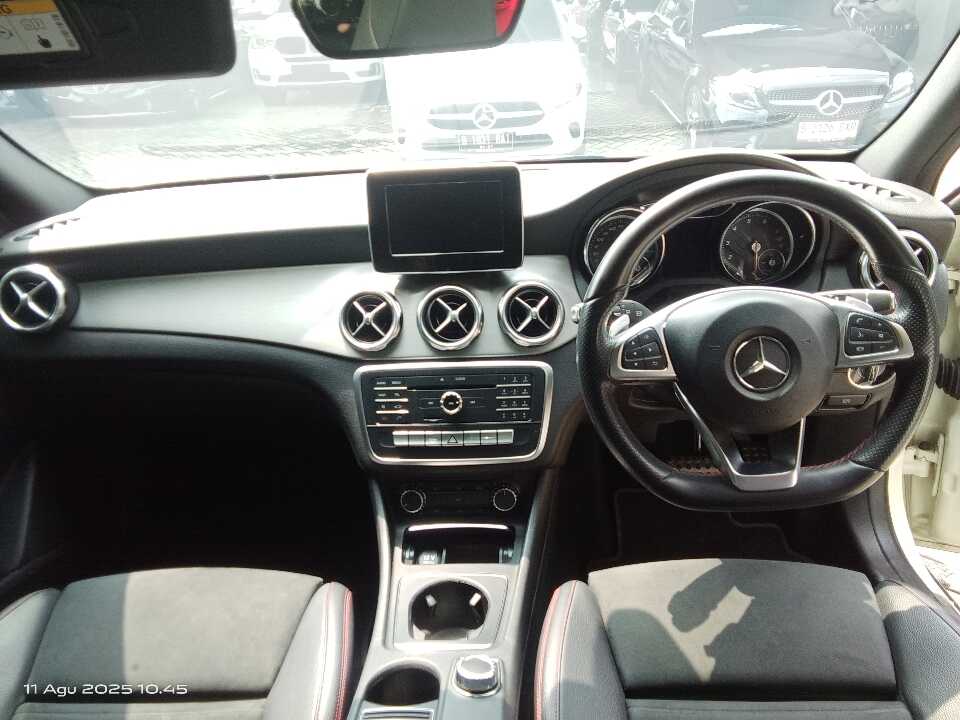 Foto Mobil Bekas Dashboard Mercedes-Benz GLA200 1.6 tahun 2017