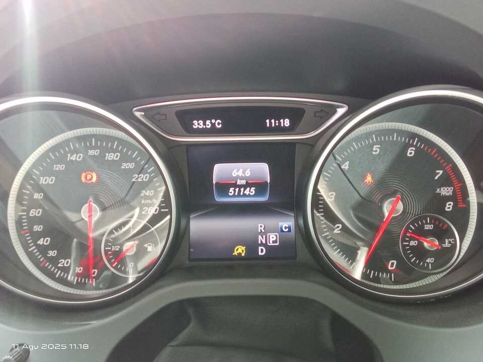 Foto Mobil Bekas Odometer Mercedes-Benz GLA200 1.6 tahun 2017