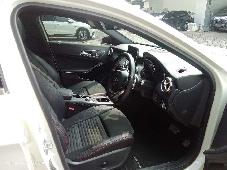 Foto Mobil Bekas Kabin Depan Mercedes-Benz GLA200 1.6 tahun 2017