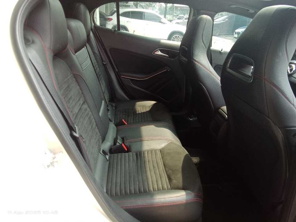 Foto Mobil Bekas Kabin Belakang Mercedes-Benz GLA200 1.6 tahun 2017