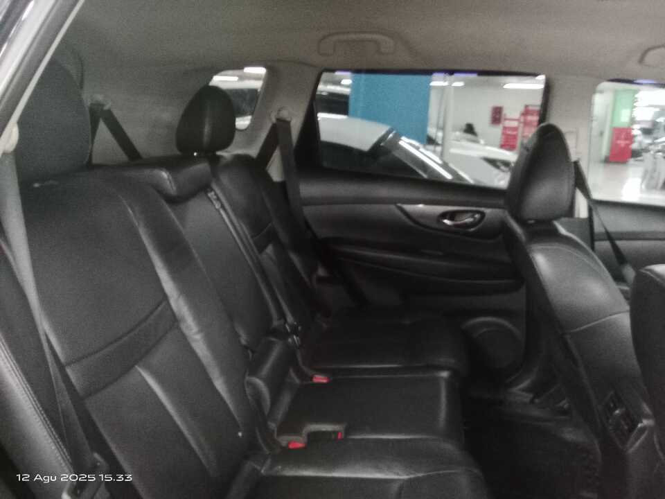 Foto Mobil Bekas Kabin Belakang Nissan X-Trail 2.5 tahun 2017