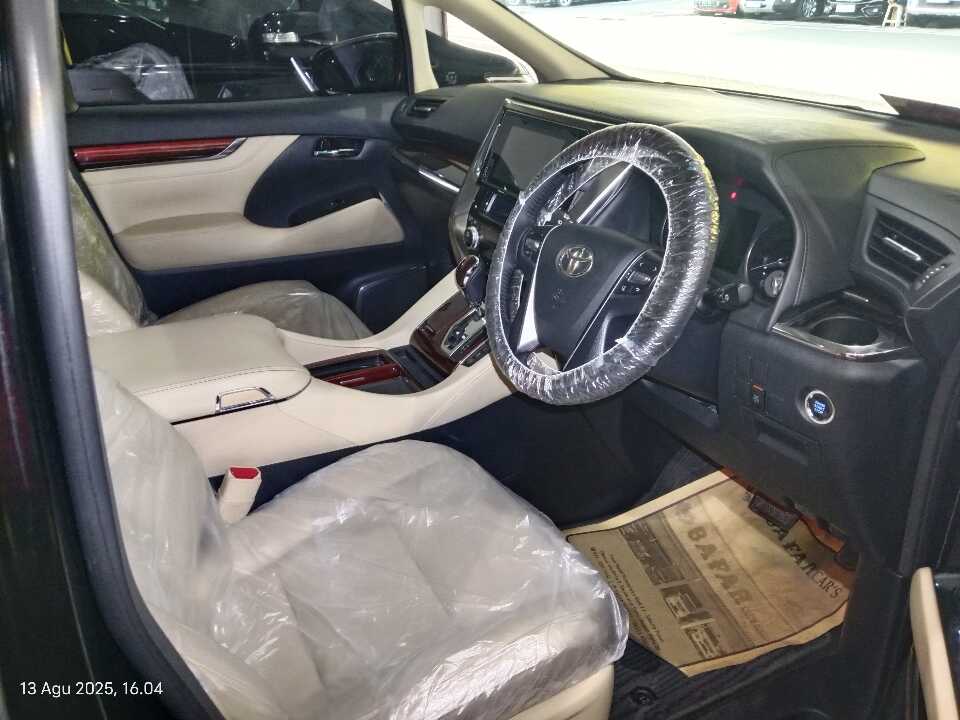 Foto Mobil Bekas Kabin Depan Toyota Alphard 2.5 G tahun 2016