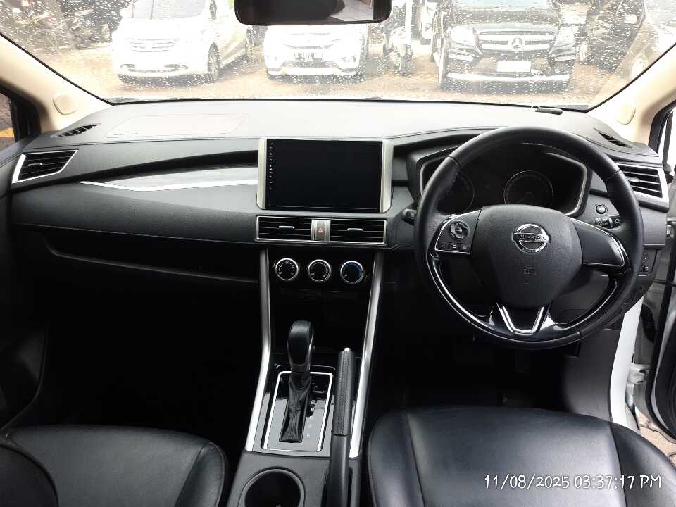 Foto Mobil Bekas Dashboard Nissan Livina 1.5 VL tahun 2021