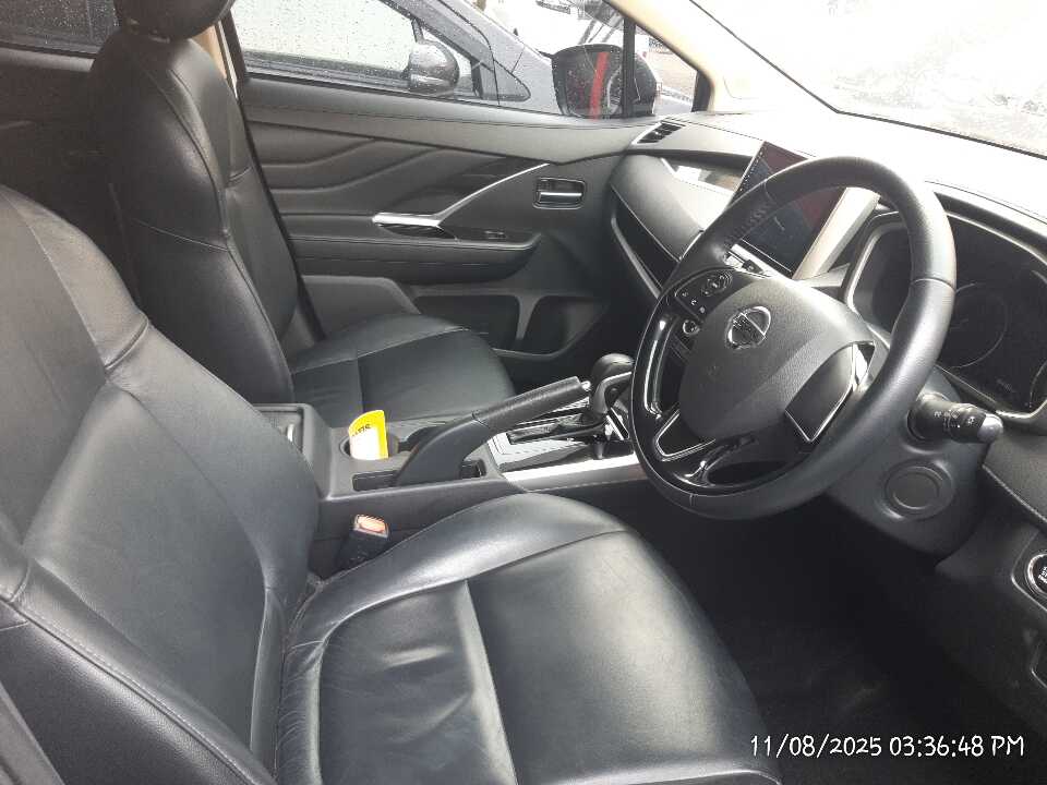 Foto Mobil Bekas Kabin Depan Nissan Livina 1.5 VL tahun 2021