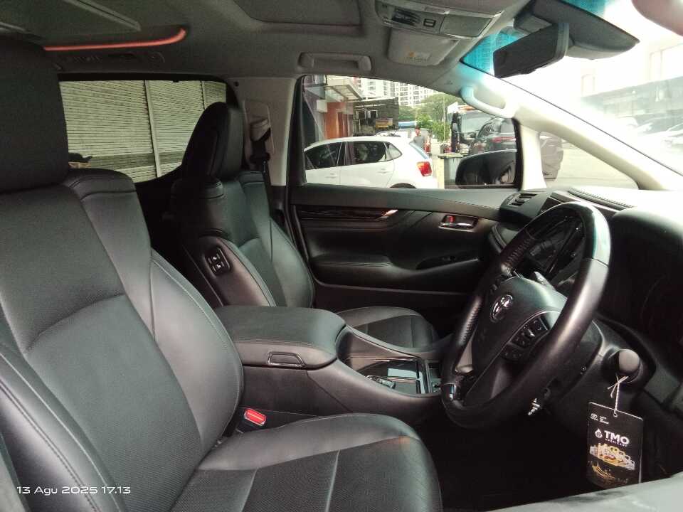 Foto Mobil Bekas Kabin Depan Toyota Vellfire 2.5 G tahun 2022