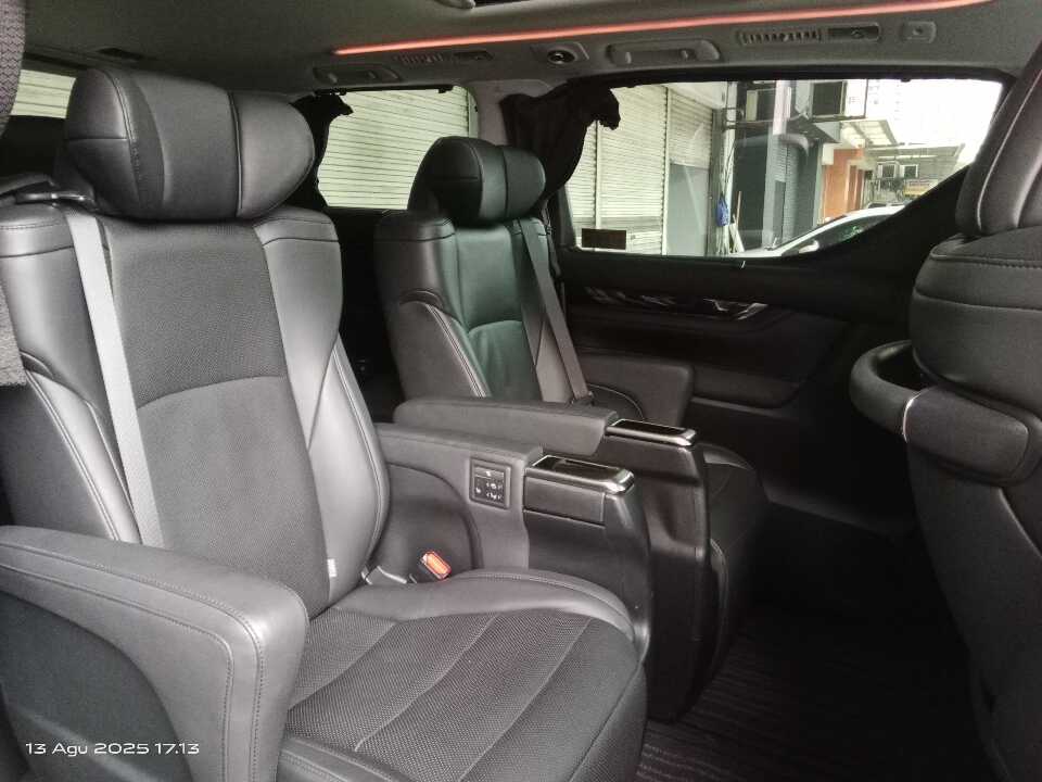 Foto Mobil Bekas Kabin Belakang Toyota Vellfire 2.5 G tahun 2022