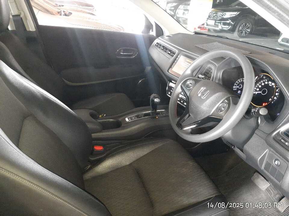 Foto Mobil Bekas Kabin Depan Honda HR-V 1.5 E tahun 2021