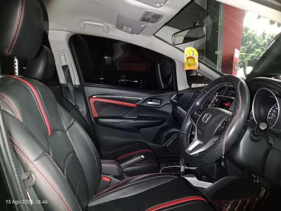 Foto Mobil Bekas Kabin Depan Honda Jazz 1.5 RS tahun 2017