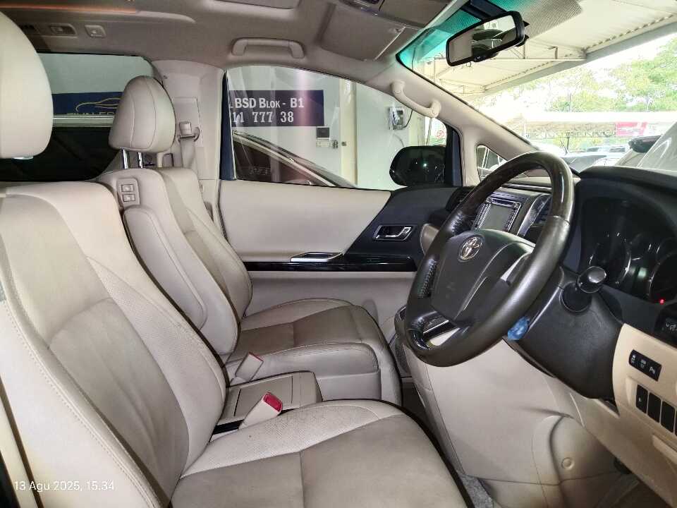 Foto Mobil Bekas Kabin Depan Toyota Alphard 2.4 G tahun 2012