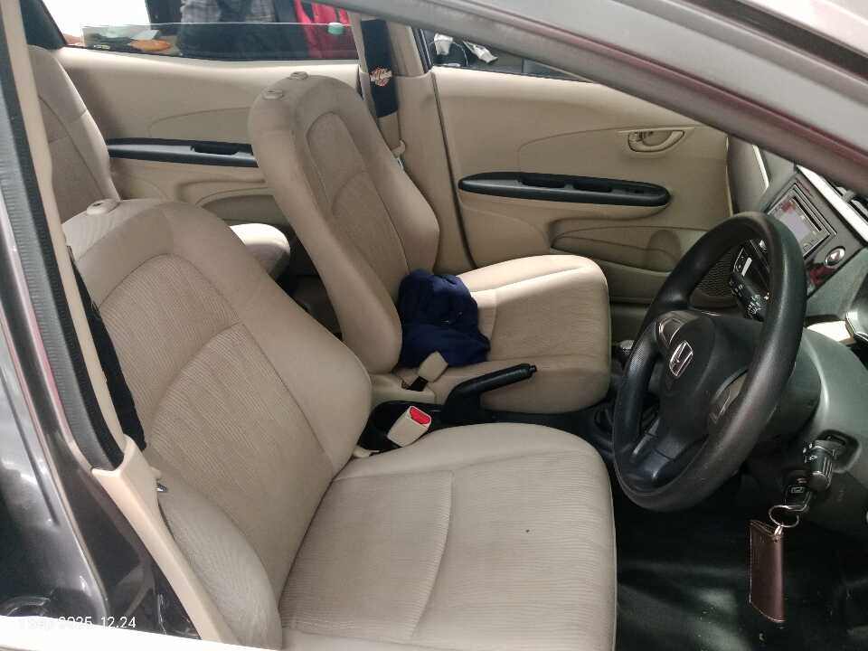Foto Mobil Bekas Kabin Depan Honda Mobilio 1.5 E tahun 2018