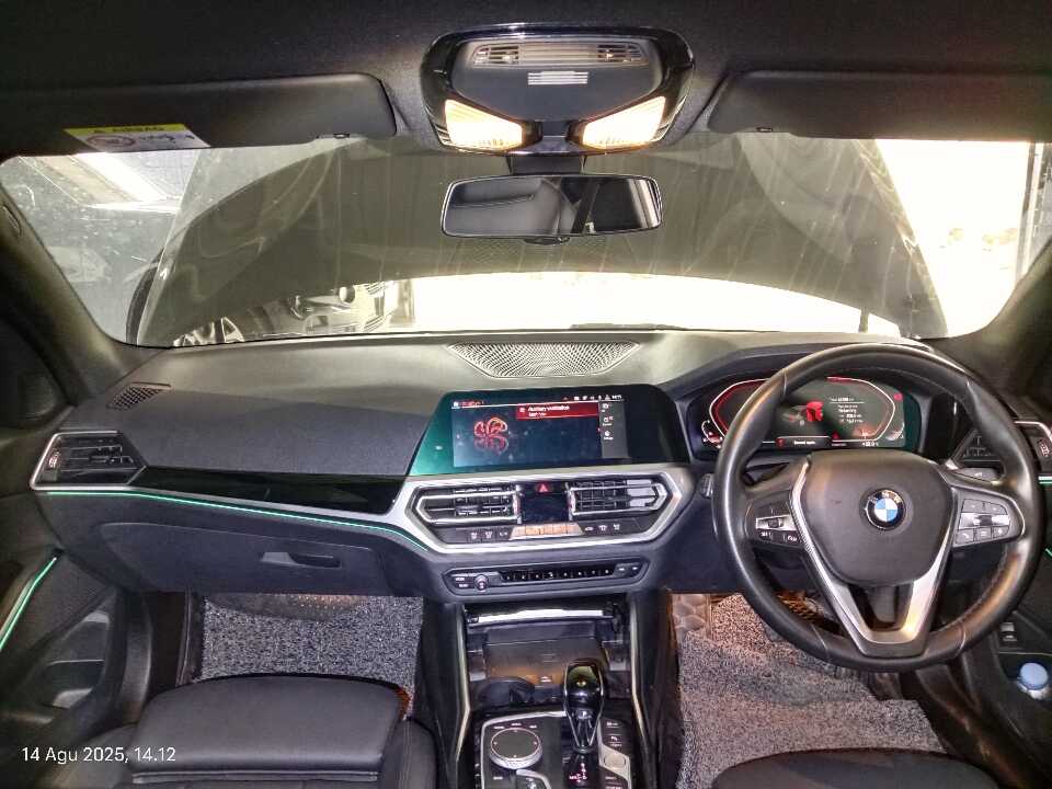 Foto Mobil Bekas Dashboard BMW 320i 2.0 tahun 2020