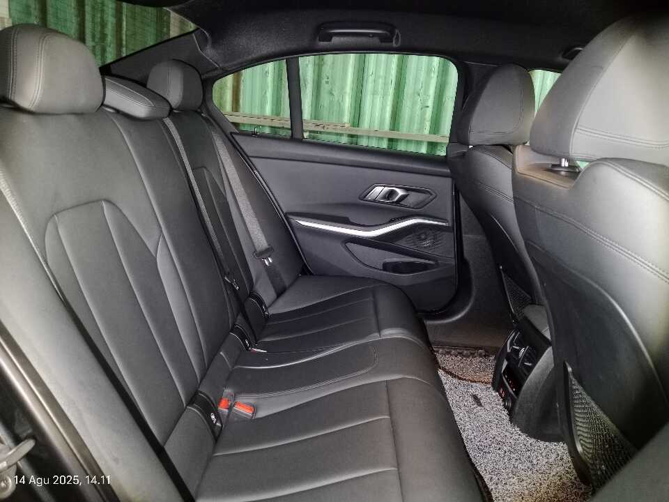 Foto Mobil Bekas Kabin Belakang BMW 320i 2.0 tahun 2020