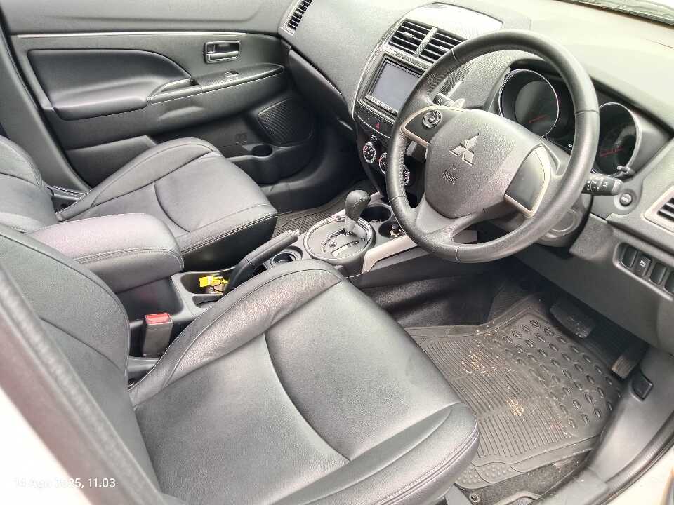 Foto Mobil Bekas Kabin Depan Mitsubishi Outlander Sport 2.0 PX tahun 2017