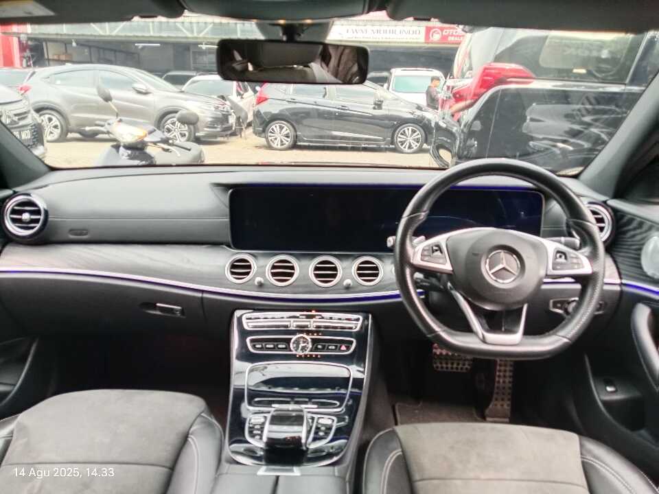Foto Mobil Bekas Dashboard Mercedes-Benz E300 2.0 tahun 2017