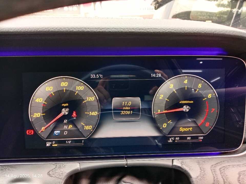Foto Mobil Bekas Odometer Mercedes-Benz E300 2.0 tahun 2017