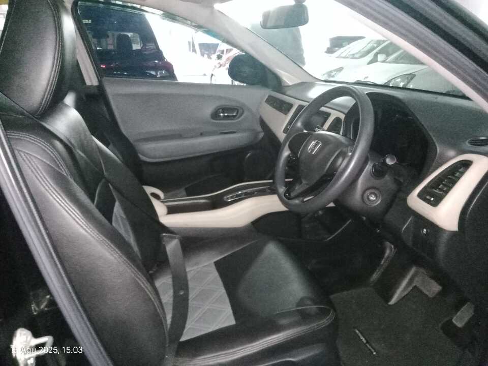 Foto Mobil Bekas Kabin Depan Honda HR-V 1.5 S tahun 2017