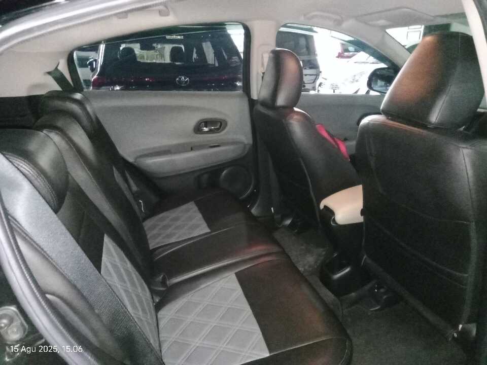 Foto Mobil Bekas Kabin Belakang Honda HR-V 1.5 S tahun 2017