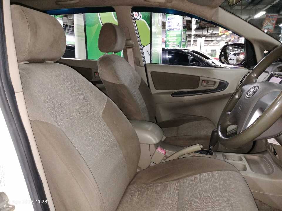 Foto Mobil Bekas Kabin Depan Toyota Innova 2.5 G tahun 2015