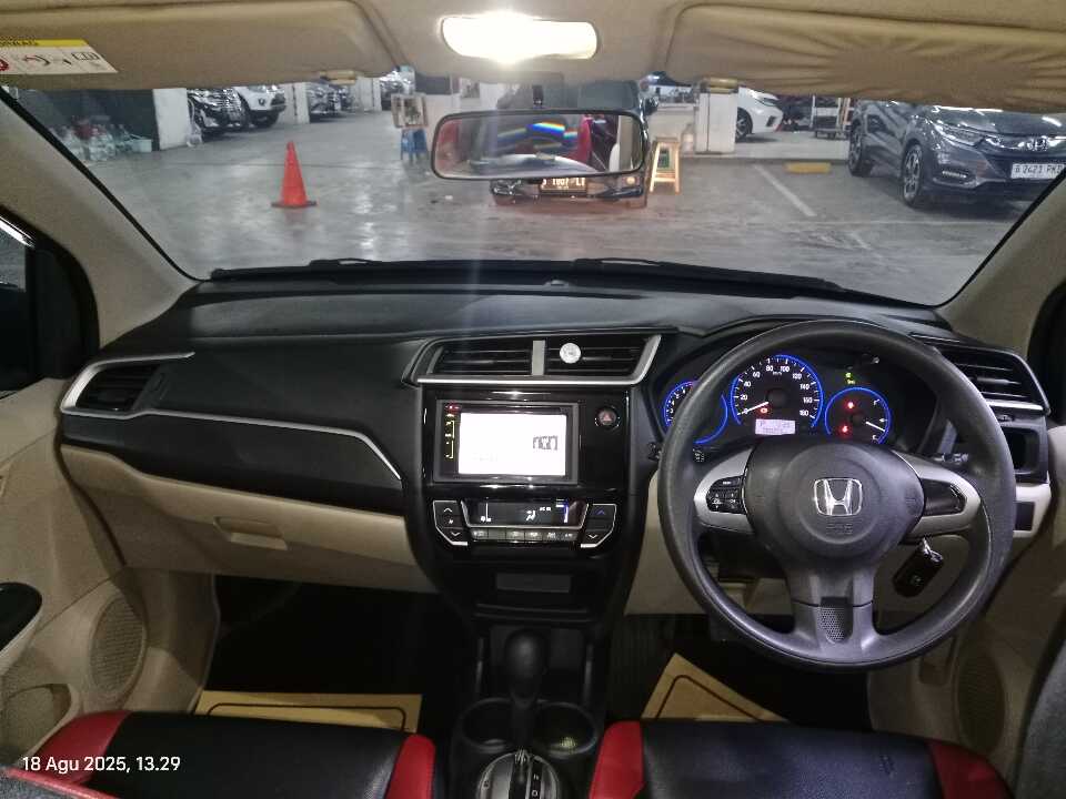 Foto Mobil Bekas Dashboard Honda Mobilio 1.5 E tahun 2017