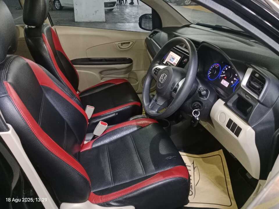 Foto Mobil Bekas Kabin Depan Honda Mobilio 1.5 E tahun 2017