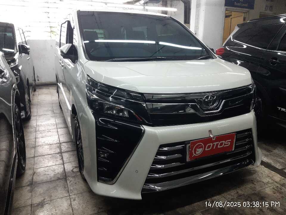 2020 Toyota Voxy 2.0 - Foto 1 dari 6