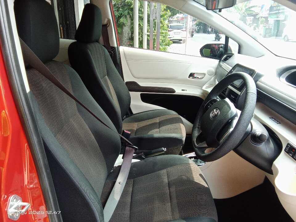 Foto Mobil Bekas Kabin Depan Toyota Sienta 1.5 V tahun 2017