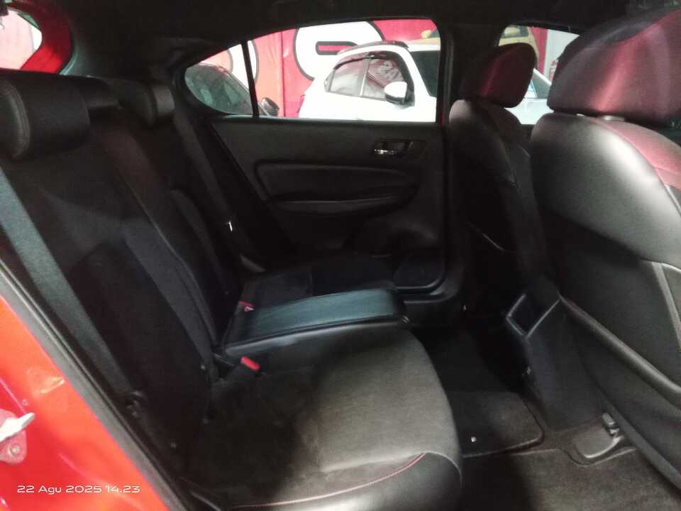 Foto Mobil Bekas Kabin Belakang Honda City 1.5 RS Hatchback tahun 2021