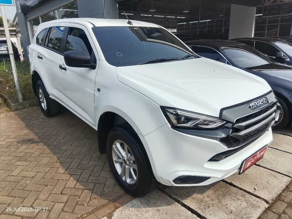 2023 Isuzu MU-X 2.5 4X4 - Foto 1 dari 6